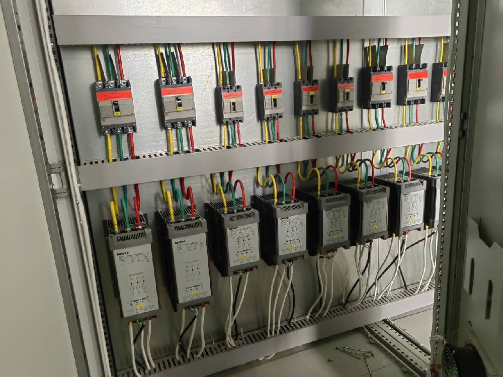 互换电力调整器和直流电力调整器的工作道理有哪些关键区别？