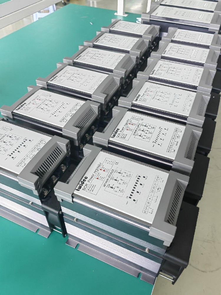 电力调整器的输入电源频率变动对其输出有何影响？