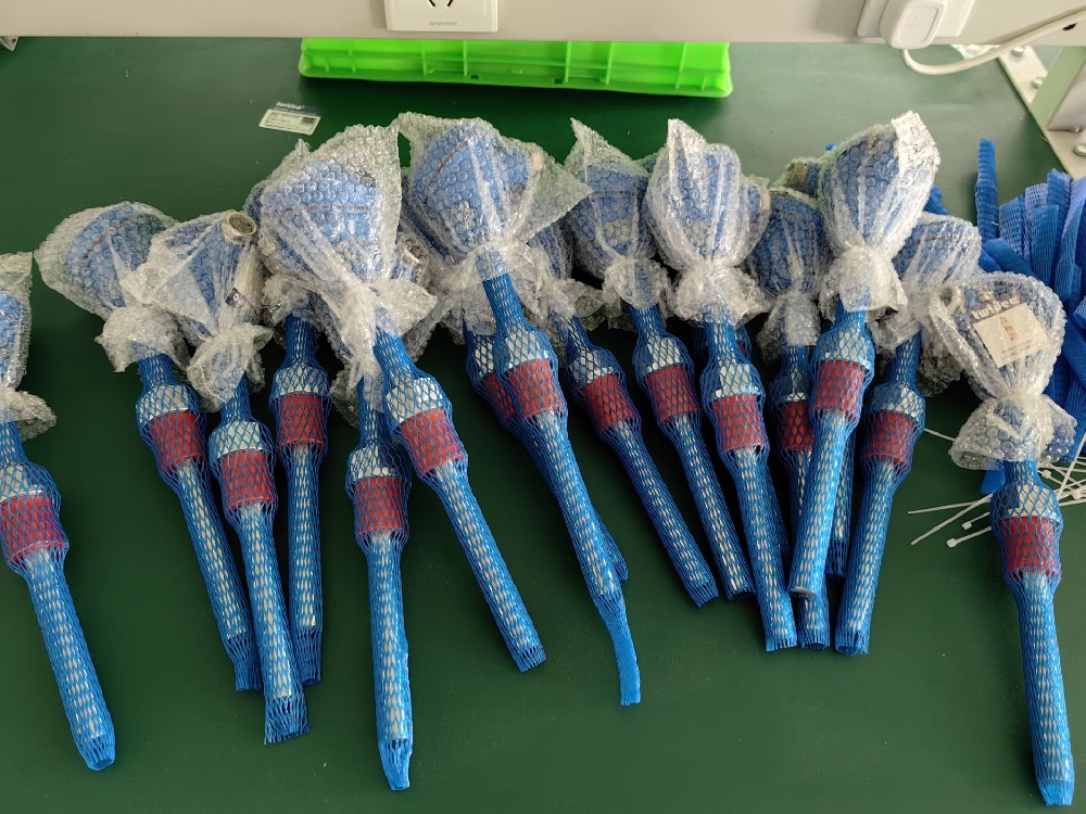 在工业自动化中，热电阻是若何与节造系统集成的，以实现温度节造和监测？