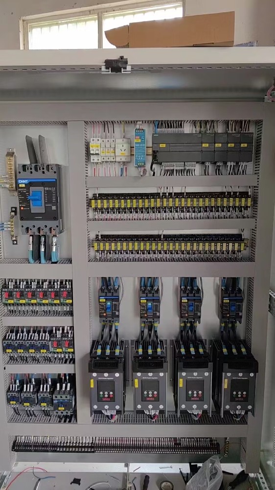 对于高精度的设备（如精密仪器、医疗设备）供电，电力调整器能否满足其对电压和频率不变性的要求？