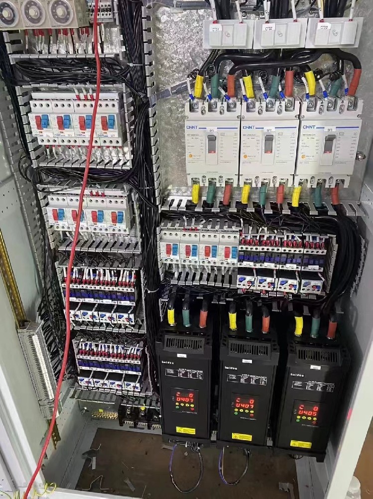 电力调整器在运行过程中，若何通过声音初步判断其工作状态是否正常？