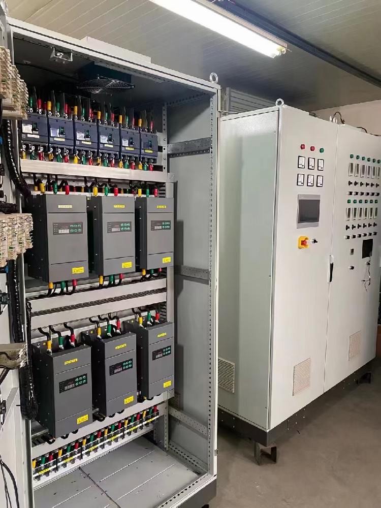 当必要对电力调整器进行参数批改时，怎么操作能预防对在运行的系统造成冲击？