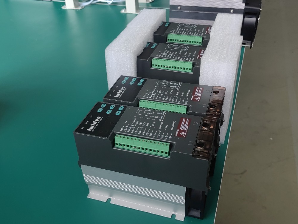 若何通过电力调整器优化电镀工艺中的电源不变性？