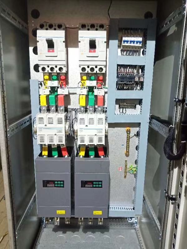 若何通过电力调整器实现对电机软启动和软终场的精确节造？