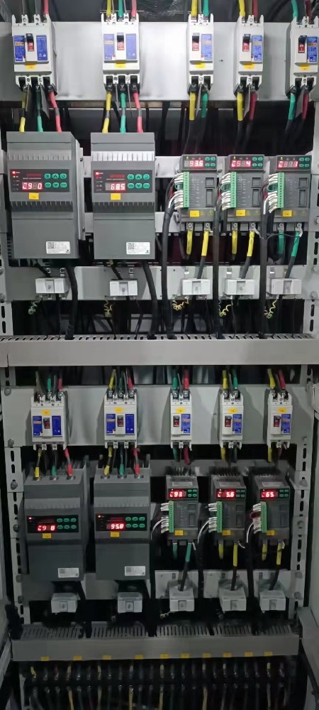 电力调整器在微电网系统中，若何协调分歧能源发电单元的电力输出？