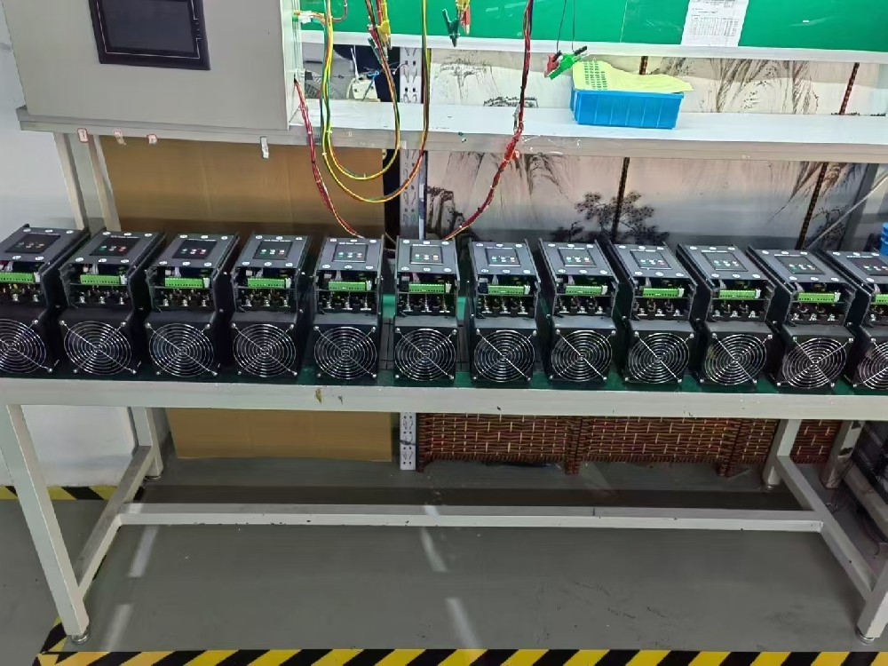 衔接电力调整器的线缆老化，在不更换线缆的情况下，能否采取一时措施持续安全使用电力调整器？