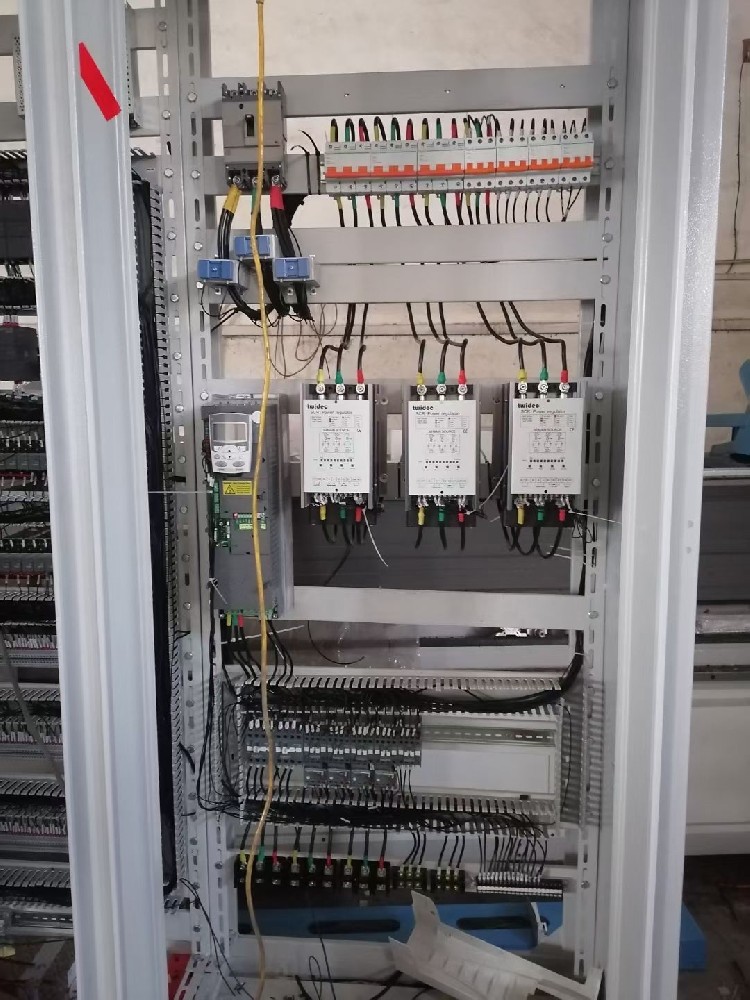 夏季高温高湿环境下，电力调整器运行不不变，时时出现死机景象，该若何应对？