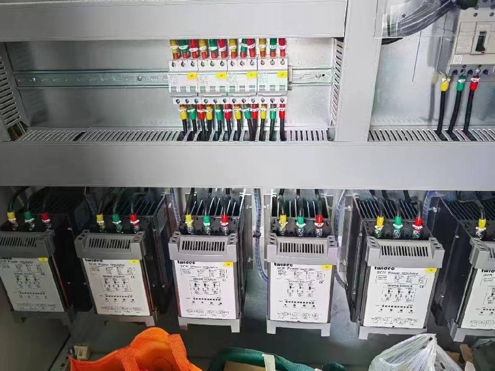 电力调整器的散热电扇败坏，临时没有相宜的备件更换，能否短功夫内持续运行设备？