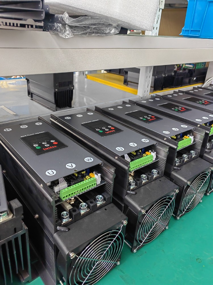 给电力调整器建设的保险丝频仍熔断，怎么判断是设备过载还是保险丝规格不合？